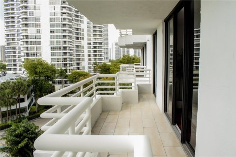 Copropriété à vendre à Aventura, Floride: 2 chambres, 98.66 m2 № 1925942 - photo 15