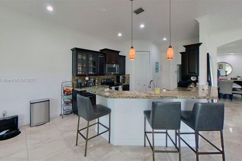 House in Homestead, Florida 4 bedrooms, 228.54 sq.m. № 1858585 - photo 12