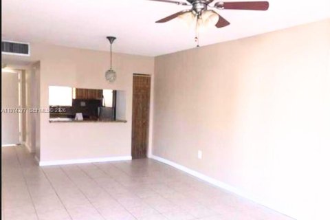 Condominio en alquiler en Margate, Florida, 1 dormitorio, 74.32 m2 № 2038205 - foto 3