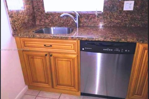 Condominio en alquiler en Margate, Florida, 1 dormitorio, 74.32 m2 № 2038205 - foto 2