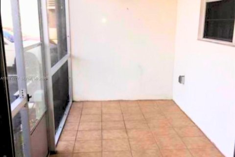 Condominio en alquiler en Margate, Florida, 1 dormitorio, 74.32 m2 № 2038205 - foto 5