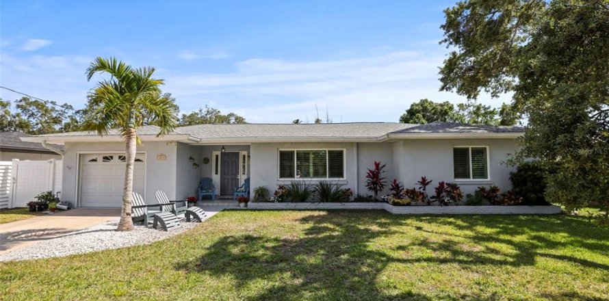 House in Clearwater, Florida 3 bedrooms, 167.22 sq.m. № 1678490