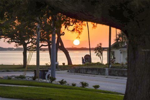 House in Clearwater, Florida 3 bedrooms, 167.22 sq.m. № 1678490 - photo 2