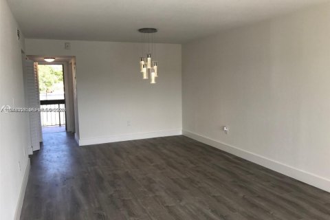 Condo in Miami, Florida, 2 bedrooms  № 2042003 - photo 2