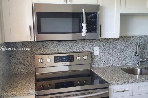 Condo in Miami, Florida, 2 bedrooms  № 2042003 - photo 4