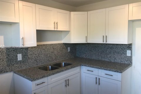 Condo in Miami, Florida, 2 bedrooms  № 2042003 - photo 3