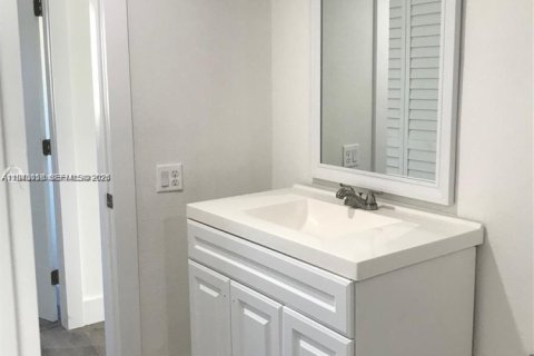 Condo in Miami, Florida, 2 bedrooms  № 2042003 - photo 10