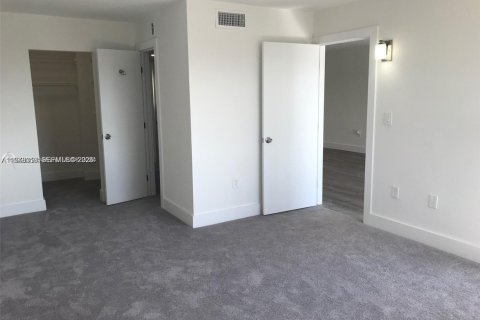 Condo in Miami, Florida, 2 bedrooms  № 2042003 - photo 5