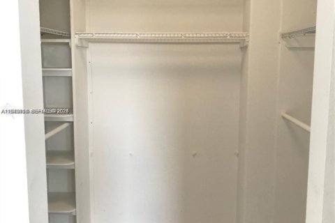 Condo in Miami, Florida, 2 bedrooms  № 2042003 - photo 6