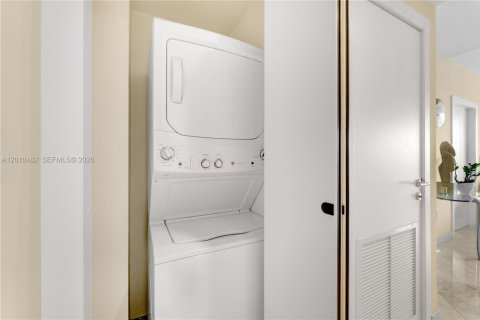 Condo in Miami Beach, Florida, 1 bedroom № 2075240 - photo 14