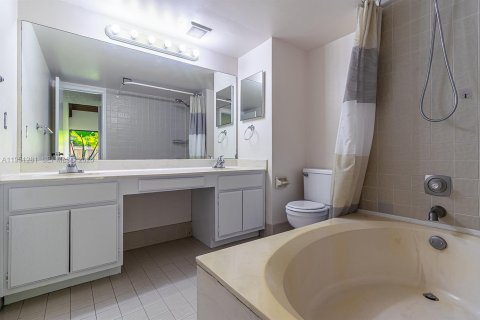 Villa ou maison à louer à Miami, Floride: 3 chambres, 117.24 m2 № 2007519 - photo 9