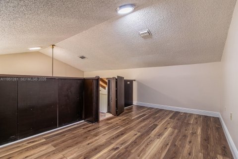 Villa ou maison à louer à Miami, Floride: 3 chambres, 117.24 m2 № 2007519 - photo 3