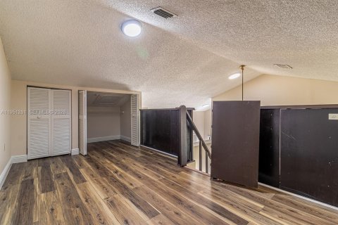 Villa ou maison à louer à Miami, Floride: 3 chambres, 117.24 m2 № 2007519 - photo 4