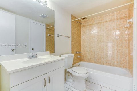 Villa ou maison à louer à Miami, Floride: 3 chambres, 117.24 m2 № 2007519 - photo 11