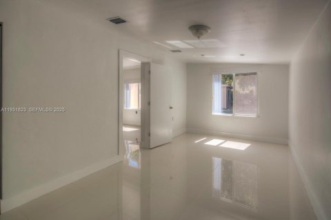 Снять в аренду виллу или дом в Майами, Флорида 3 спальни, 97.27м2, № 2034608 - фото 18