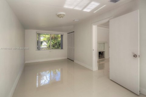 Снять в аренду виллу или дом в Майами, Флорида 3 спальни, 97.27м2, № 2034608 - фото 24