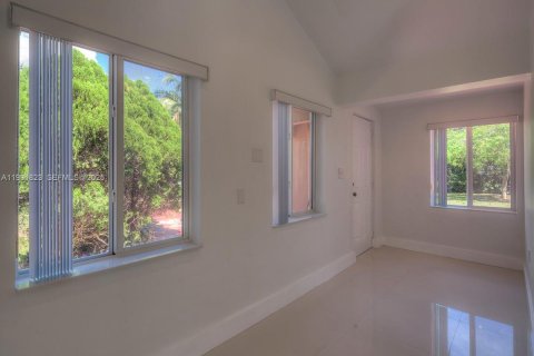 Снять в аренду виллу или дом в Майами, Флорида 3 спальни, 97.27м2, № 2034608 - фото 7