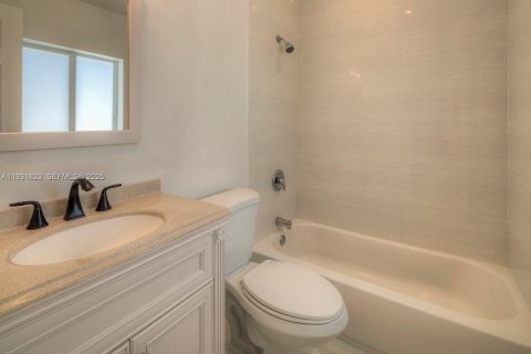 Снять в аренду виллу или дом в Майами, Флорида 3 спальни, 97.27м2, № 2034608 - фото 21