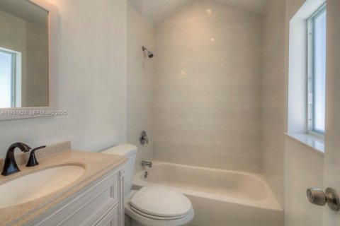 Снять в аренду виллу или дом в Майами, Флорида 3 спальни, 97.27м2, № 2034608 - фото 22