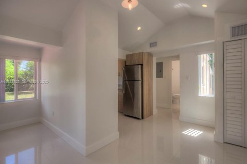 Снять в аренду виллу или дом в Майами, Флорида 3 спальни, 97.27м2, № 2034608 - фото 15