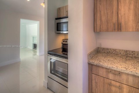 Снять в аренду виллу или дом в Майами, Флорида 3 спальни, 97.27м2, № 2034608 - фото 12