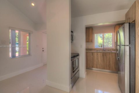 Снять в аренду виллу или дом в Майами, Флорида 3 спальни, 97.27м2, № 2034608 - фото 9