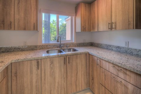 Снять в аренду виллу или дом в Майами, Флорида 3 спальни, 97.27м2, № 2034608 - фото 11