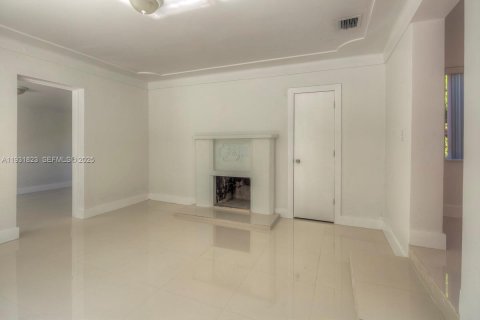 Снять в аренду виллу или дом в Майами, Флорида 3 спальни, 97.27м2, № 2034608 - фото 6