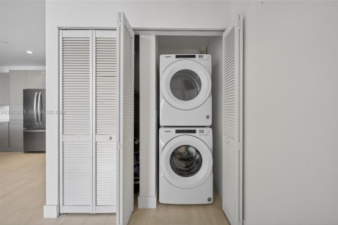 Condo in Sunrise, Florida, 1 bedroom № 2182011 - photo 17