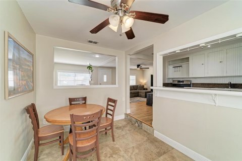 House in Saint Petersburg, Florida 2 bedrooms, 75.81 sq.m. № 2418663 - photo 7