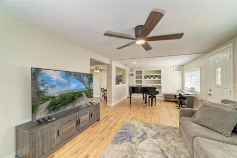 House in Saint Petersburg, Florida 2 bedrooms, 75.81 sq.m. № 2418663 - photo 4