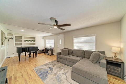 House in Saint Petersburg, Florida 2 bedrooms, 75.81 sq.m. № 2418663 - photo 3