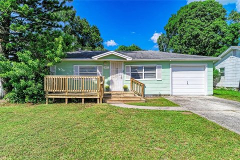House in Saint Petersburg, Florida 2 bedrooms, 75.81 sq.m. № 2418663