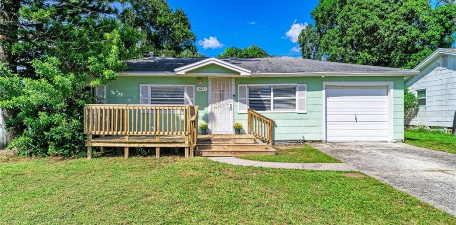 House in Saint Petersburg, Florida 2 bedrooms, 75.81 sq.m. № 2418663