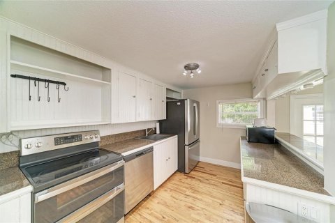 House in Saint Petersburg, Florida 2 bedrooms, 75.81 sq.m. № 2418663 - photo 5