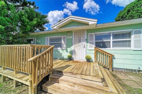 House in Saint Petersburg, Florida 2 bedrooms, 75.81 sq.m. № 2418663 - photo 2