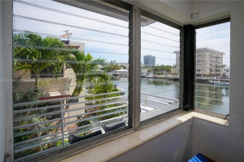 Commercial property in Miami Beach, Florida 532.33 sq.m. № 1989562 - photo 5