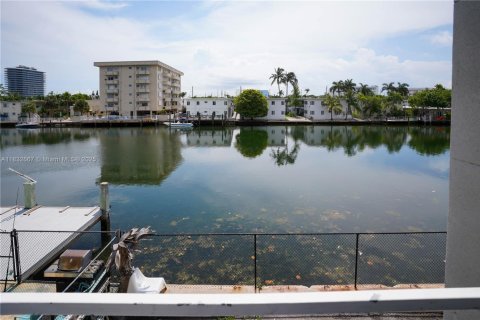 Commercial property in Miami Beach, Florida 532.33 sq.m. № 1989562 - photo 4