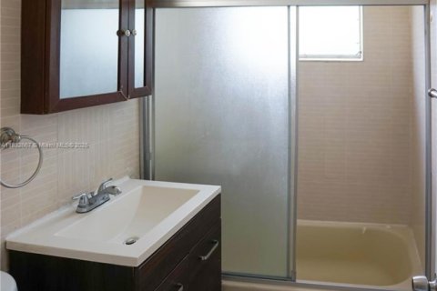 Commercial property in Miami Beach, Florida 532.33 sq.m. № 1989562 - photo 20