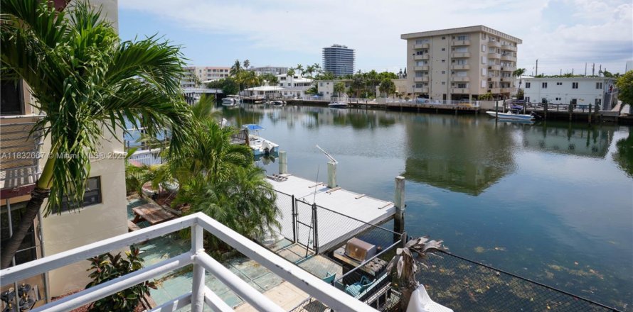 Commercial property in Miami Beach, Florida 532.33 sq.m. № 1989562