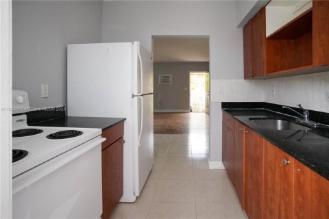 Commercial property in Miami Beach, Florida 532.33 sq.m. № 1989562 - photo 17