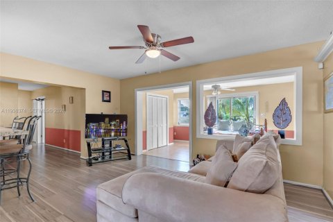 Casa en venta en Tamarac, Florida, 4 dormitorios, 184.13 m2 № 1997462 - foto 10