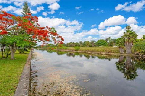 Casa en venta en Tamarac, Florida, 4 dormitorios, 184.13 m2 № 1997462 - foto 27
