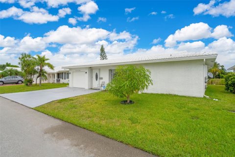 Casa en venta en Tamarac, Florida, 4 dormitorios, 184.13 m2 № 1997462 - foto 3