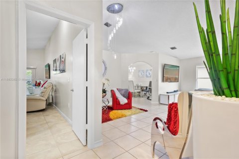 Купить виллу или дом в Майами-Гарденс, Флорида 4 спальни, 150.22м2, № 1930416 - фото 10