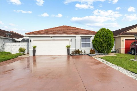 Купить виллу или дом в Майами-Гарденс, Флорида 4 спальни, 150.22м2, № 1930416 - фото 1