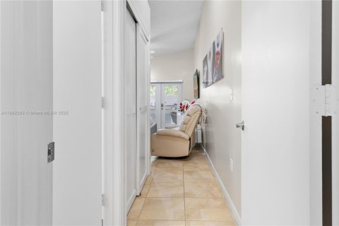 Купить виллу или дом в Майами-Гарденс, Флорида 4 спальни, 150.22м2, № 1930416 - фото 25