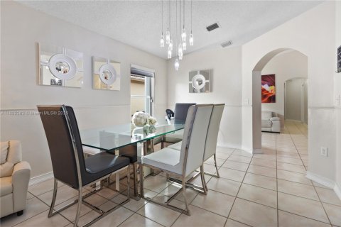 Купить виллу или дом в Майами-Гарденс, Флорида 4 спальни, 150.22м2, № 1930416 - фото 17