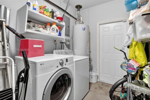 House in Miami, Florida 3 bedrooms, 209.59 sq.m. № 1999435 - photo 20