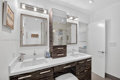 House in Miami, Florida 3 bedrooms, 209.59 sq.m. № 1999435 - photo 25